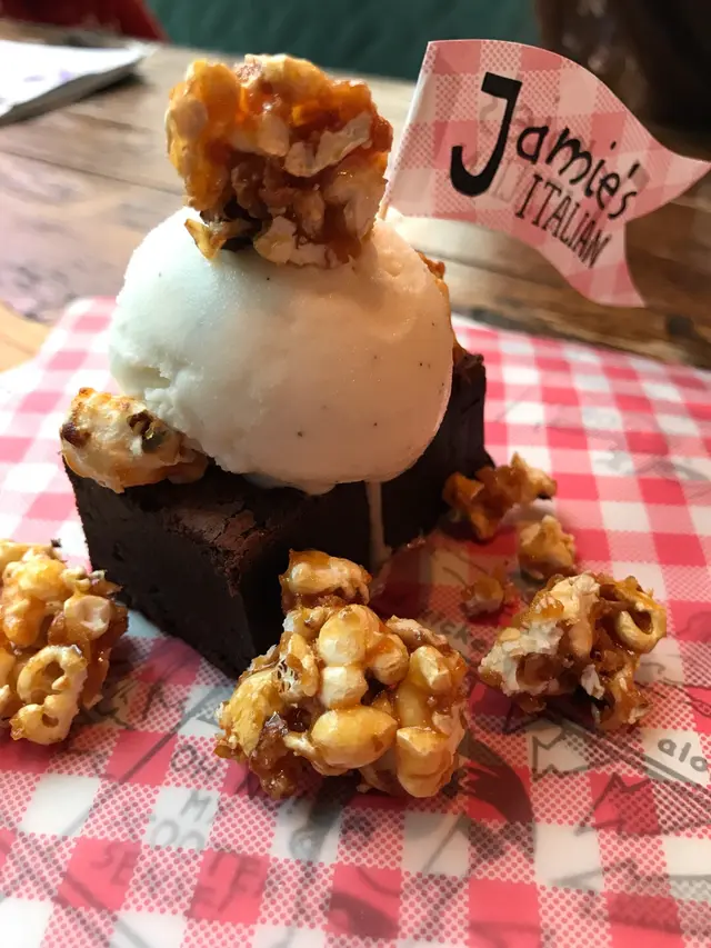 兒童餐加點：朱古力布朗尼伴雲尼拿雪糕配焦糖爆谷