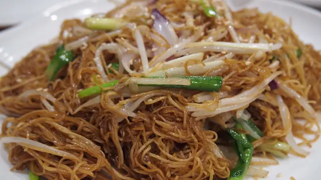 炒麵夠曬鑊氣，撈埋炒辣蟹既乾蒜更加野味！