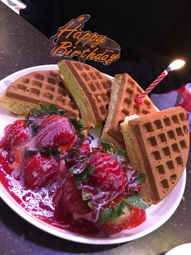 草莓冰淇淋鬆餅