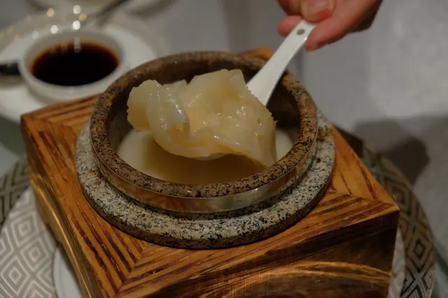 湯因為烹調既時間不短,飲落真係有漿口既感覺,那有點像白膠漿的口感,但其實係白「花」膠,我們感到的是無比的幸福感,忍唔住要多喝幾口。