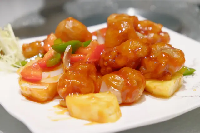 咕嚕肉既皮做得真係超薄!超脆!係我食佐咁多年咕嚕肉第一次食到既口感,佢有別於一般餐廳咬落去淋淋地啖啖肉既口感,而係脆皮薄如紙有點像春卷的脆皮,和肉有少許分離,令我食每一塊都會特別珍惜,特別愛護。