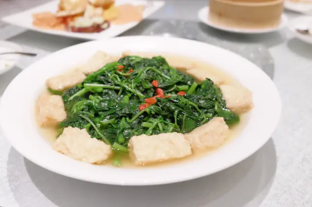 原來,餐廳選用既係腐皮中既極品 - 樹記!聽店員說,樹記係傳統既老店,所以有一份老店既「性格」,就係唔會送貨,即使餐廳要大量既貨,都唔會「為五斗米折腰」,堅決不送,所以香港應該沒有幾間餐廳會選用樹記腐竹去製作菜餚,餐廳也是要特別找店員去深水埗拿貨,才可以把最好的呈現,單是這份心意,已令我再次對餐廳加分。