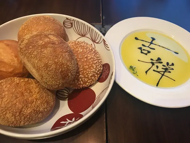黑醋配鬆軟麵包，好開胃，但因住會吃太飽。