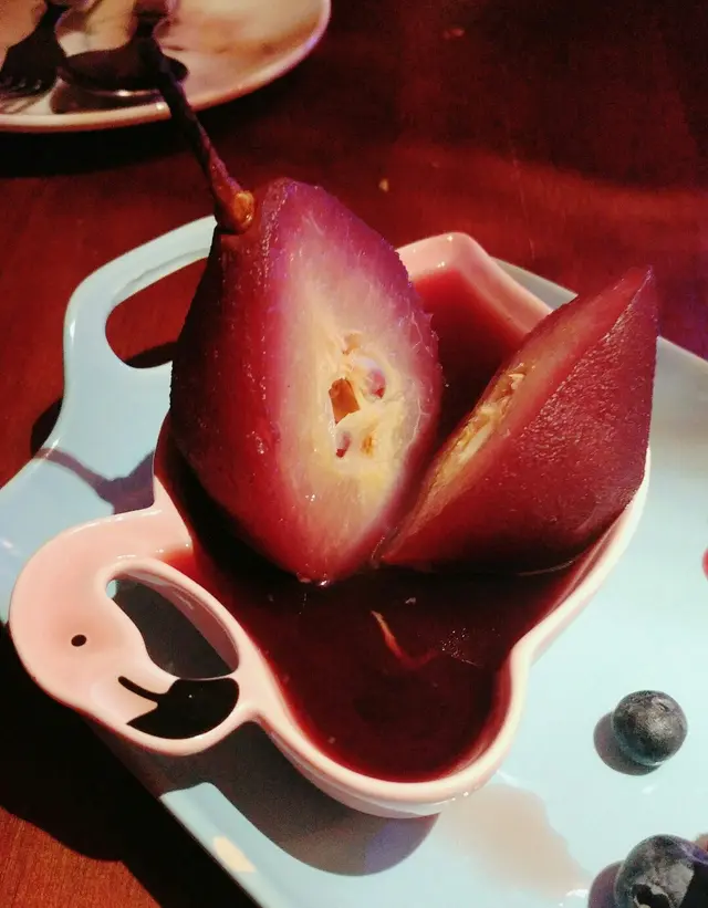 慢煮紅酒浸梨子配蜂蜜牛奶雪糕