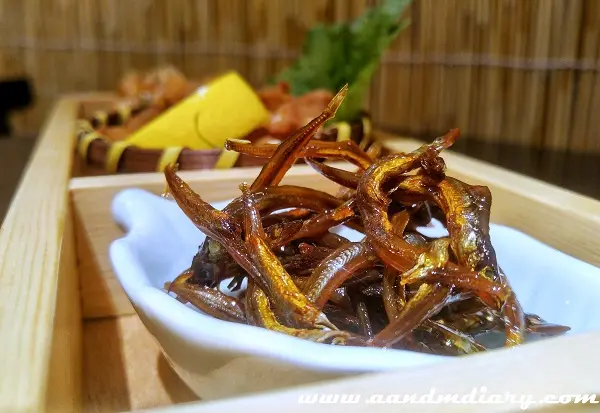 小食拼盤(炸雞軟骨、蒜粒三文魚、小女子) - 香港鰂魚涌的旭屋水產