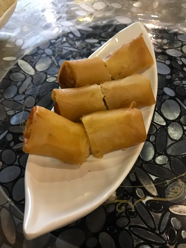 春卷皮夠熱夠脆，入面有少許芝士味，感覺唔錯