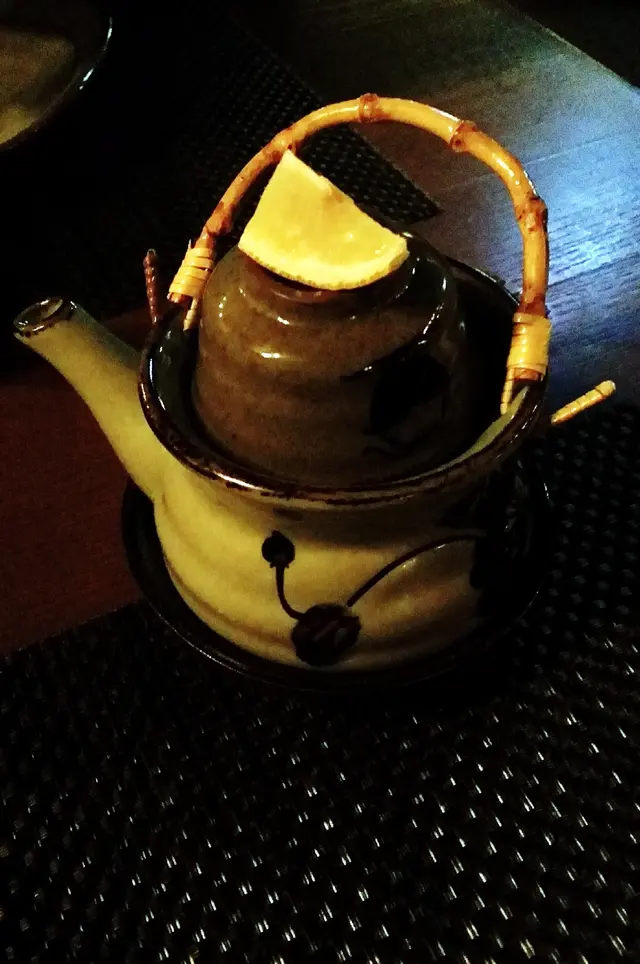 湯用小茶壺盛載及用小茶杯飲用