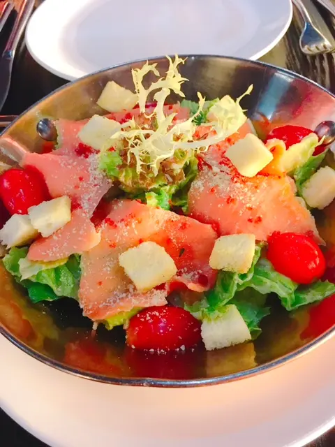 凱撒沙律配煙三文魚