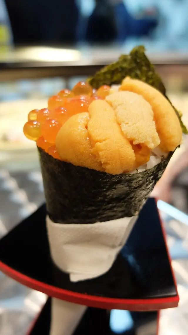 每片的海膽新鮮有美味，入口即溶的感覺，最重要我沒有加上任何醬油，希望吃出更鮮味。另外三文魚籽粒粒精瑩通透，帶有甜香的魚籽多汁並有口感。