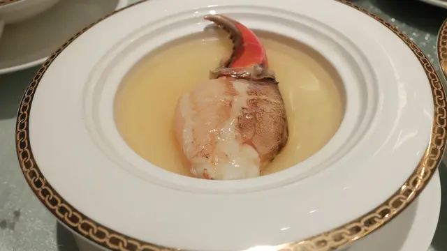 大隻蟹鉗蟹肉鮮嫩無比輕輕切開配合蛋白