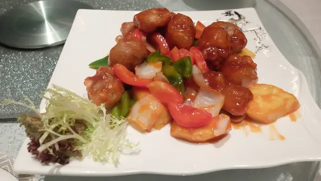 咕嚕肉輕輕咬第一口，相當香脆而且富有口感，外層的脆口不會太厚炸至恰到好處。顏色上也是夏日必選之物，盛夏吃它是個不俗之選。