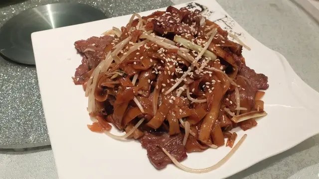 師博炒至乾身而不太油膩，牛肉不會過老剛剛好，最後放上洋蔥及芝麻帶動香口