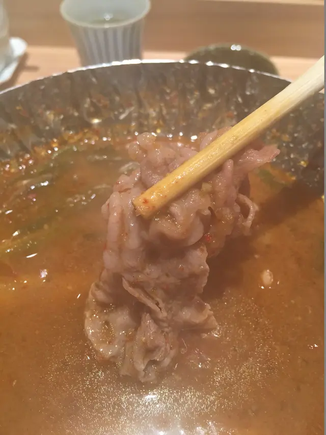 煙霧瀰漫下的 A4 熊本黑毛和牛薄片