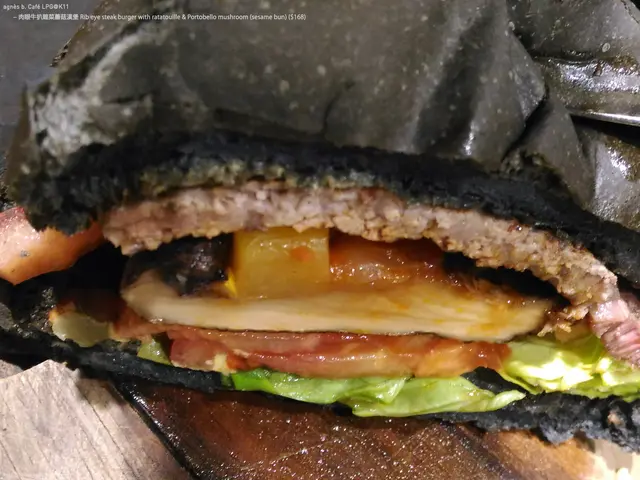 ⑤ 肉眼牛扒雜菜蘑菇漢堡(竹碳軟包)配薯條 Rib eye steak burger with ratatouille & Portobello mushroom (sesame bun) ($168)