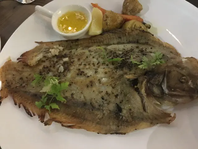 煎原條紐西蘭碟魚伴檸檬牛油汁