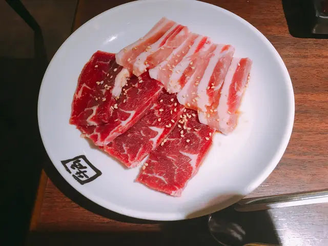 牛肋肉和豚肉