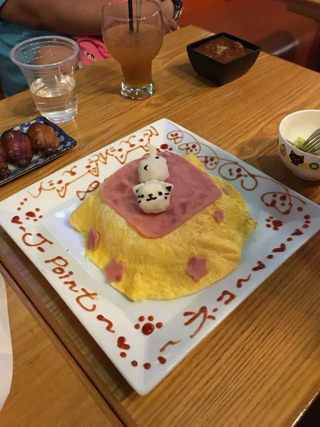 只是卡通造型蛋包飯和墨魚丸及火腿