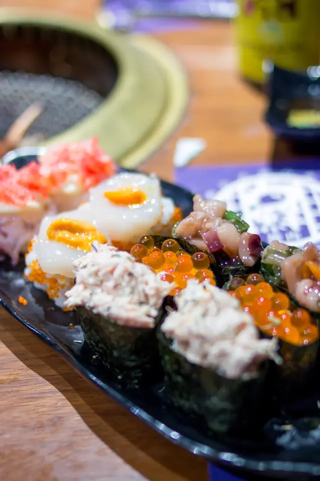 三文魚籽軍艦、芥末八爪魚軍艦、香草三文魚沙律軍艦、海之卷