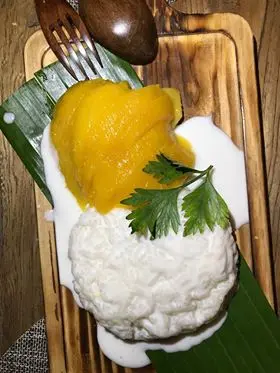 芒果黑白糯米飯配芒果