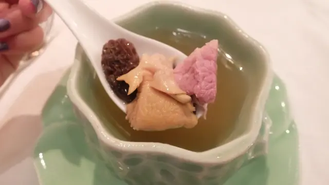 羊肚菌燉湯加入螺頭及豬𦟌燉出細膩,羊肚菌吸收湯底的精華,長時間燉煮沒有太多油份,而且倍感清甜。