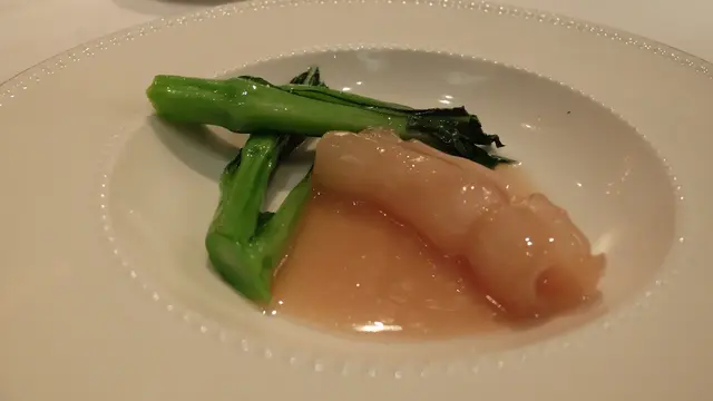 膠的厚身看出不是普通貨色,經過上湯燉製滿滿骨膠原在口腔中盤旋;吃後有一種幸福感覺。