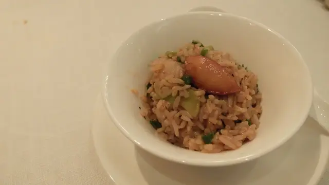 鎮店之炒飯,的確氣派不凡;只是飯粒的光澤已察覺是上乘之物