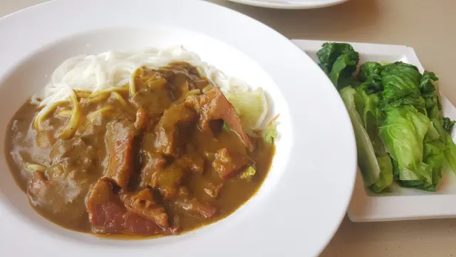 咖喱牛腩撈米線加生菜