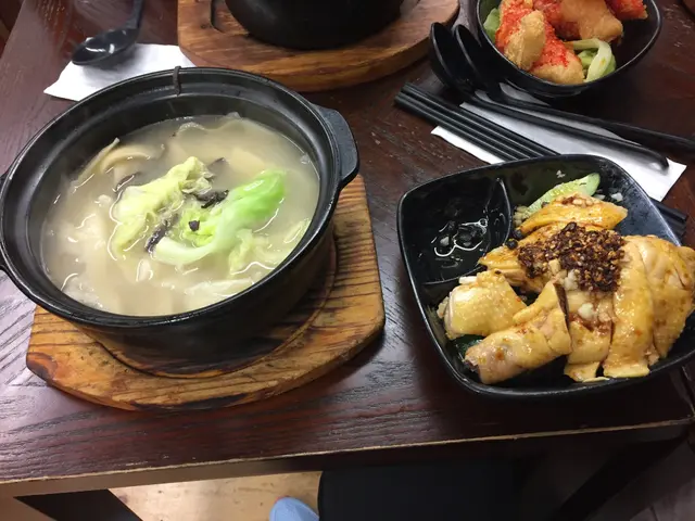 雞肉很嫩,刀削麵太厚太多