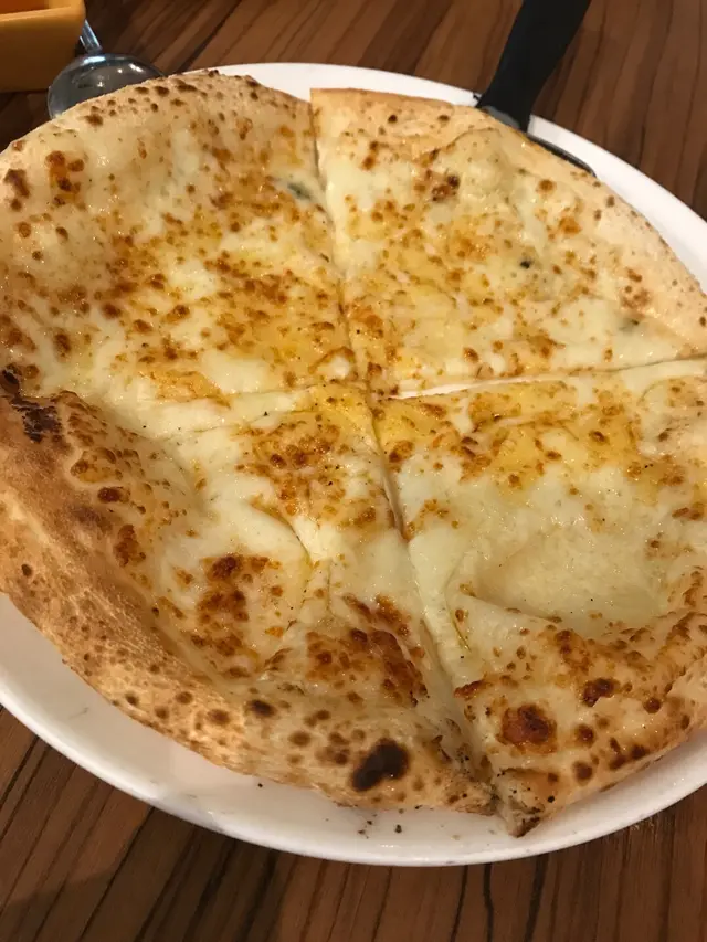 黃金四色芝士（配蜜糖）pizza  