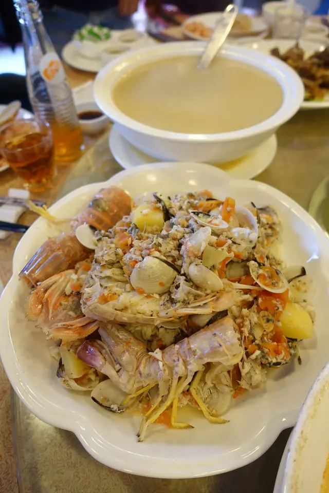 加入新鮮賴尿蝦、花甲、海魚仔…熬製,十分足料!