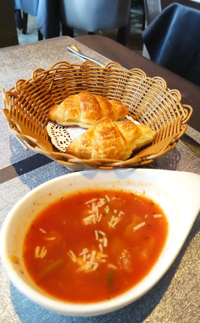 餐湯: 雜菜湯/ 餐包: 牛角包