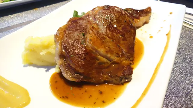 肉眼表面帶有烤過的焦香，中間肉嫩腍軟而細密