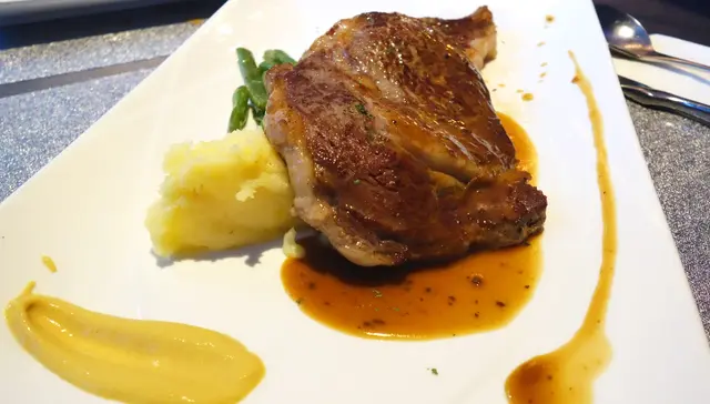 伴隨的黑松露燒汁，味道不會太強烈而搶去了牛肉的原味