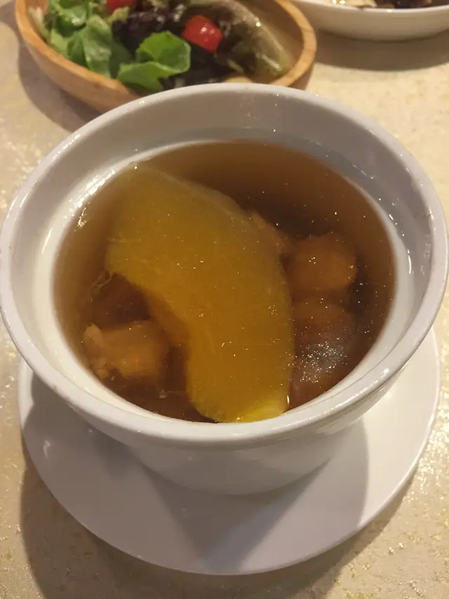 原盅燉哈蜜瓜螺頭黑毛豚肉湯