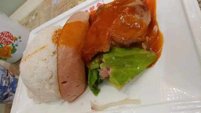 個燒汁目測似蒜蓉汁，司華力腸係得半條，唔好意為會有成條。