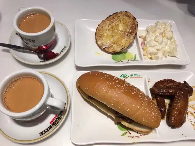 瑞士鷄翼配沙嗲牛包、奶油豬配沙律