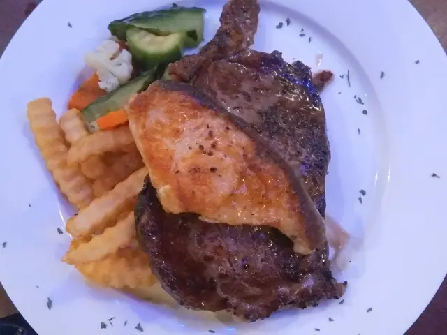 牛肉juicy, 仲有肉味. 薯條鮮炸仲有薯香. 追加既銀雪魚鮮甜有咬感.