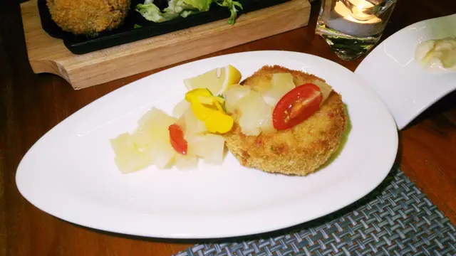 黃金蟹餅配菠蘿莎莎