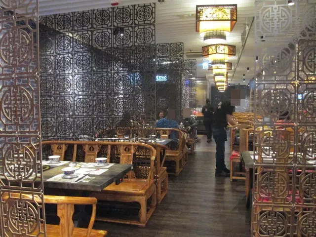 每排以優雅的中式通花木架相隔