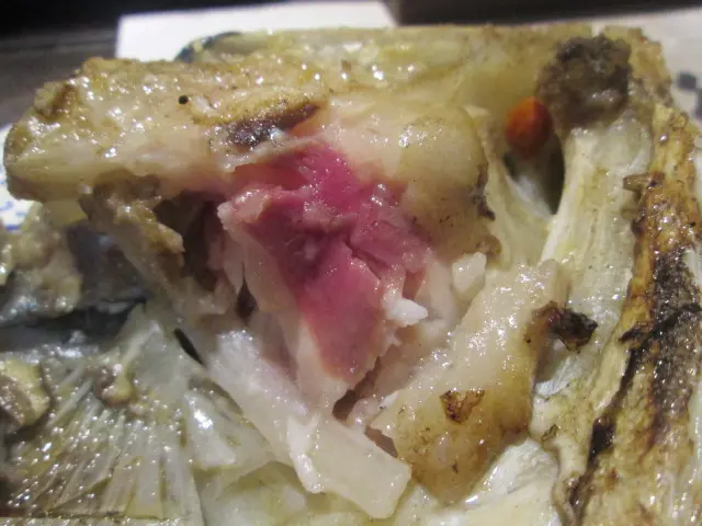 相當滑溜, 連着魚油脂, 很油潤!