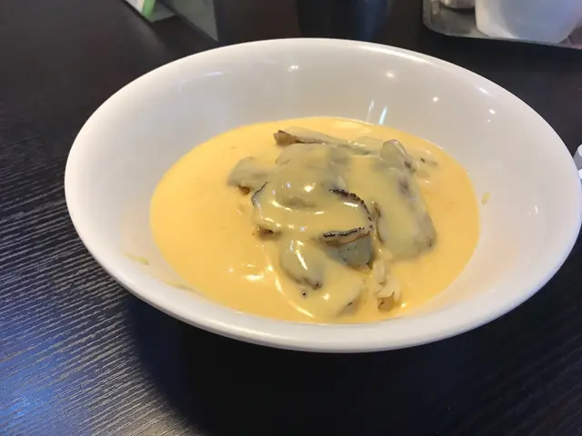 芝士汁豬頸肉公仔麵