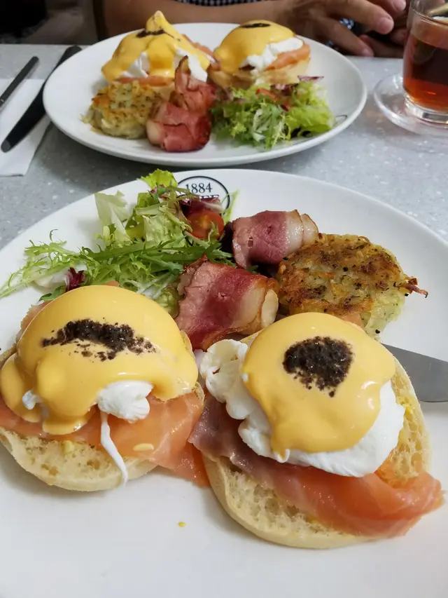 A3餐小城班尼迪蛋配三文魚餐