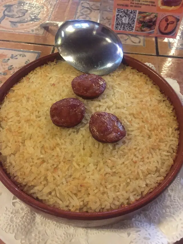米飯有鴨油的香氣,二人分享則不會過膩,飯內有鴨肉、火腿及洋蔥,飯面有葡式臘腸