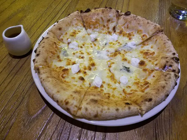 八種綜合芝士pizza