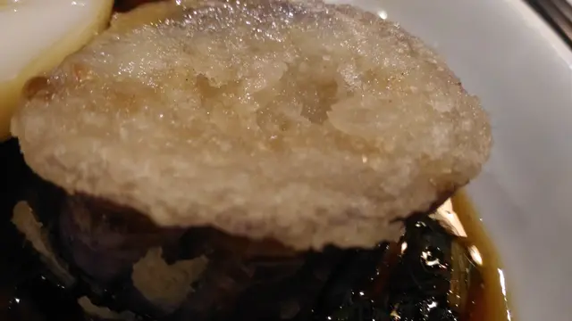 茶燻流心蛋伴黑魚子醬配厚切茄子