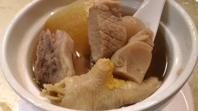 原盅燉哈密瓜螺頭黑毛豬肉湯