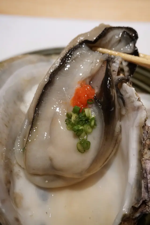 將半個蠔身滑進口中,先感到海水的天然咸香,蠔邊柔軟滑順,咬開蠔肚肥漲鮮甜