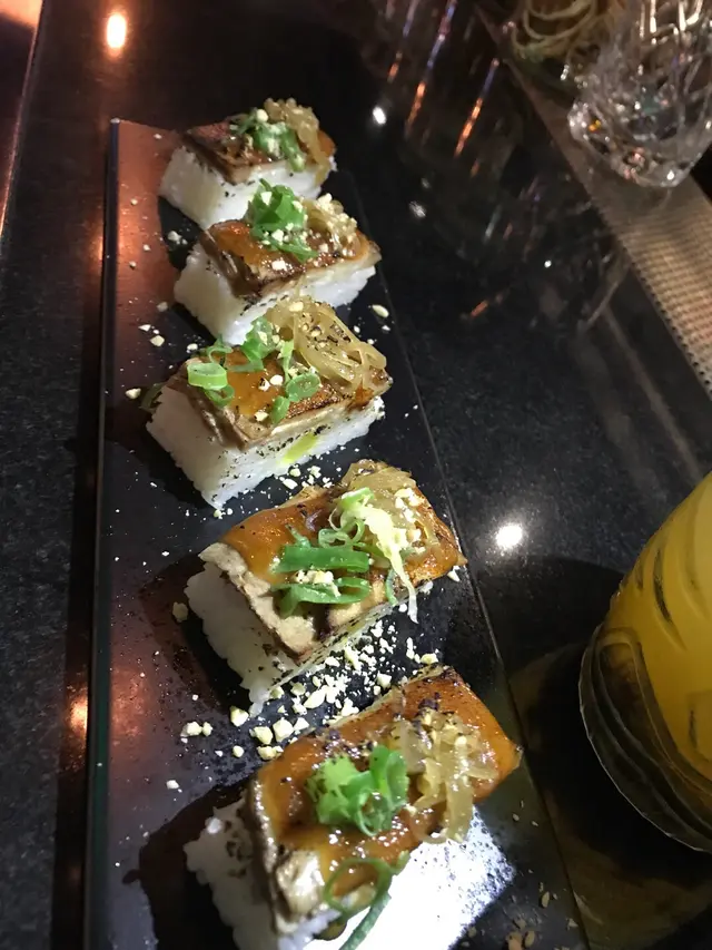 舊飯太死實 壽司中間夾着一舊唔知乜嘢所以一夾起舊飯就散 台灣菜整壽司算吧啦!不是試也罷