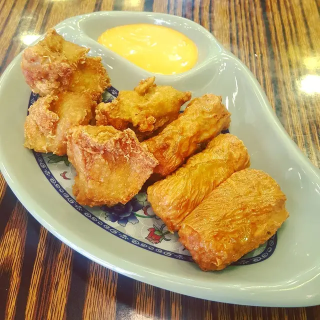 炸雞粒($6)，腐皮卷($7)