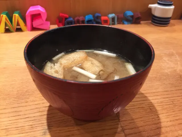 油揚げ味噌スープ (炸豆皮面豉湯)